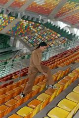 Pantalón camel de gabardina elastizada, corte sastrero, tiro bajo, con bolsillos delanteros, botón metálico y tajo en el lateral interno.