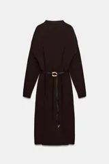Vestido midi de punto color marrón oscuro, con cuello perkins y manga larga. Presenta un diseño holgado que se ajusta a la cintura mediante un cinturón fino de cuero sintético con hebilla metálica dorada.