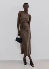 Vestido midi de satén color marrón, sin mangas, con cuello redondo y diseño fruncido en el lateral de la cintura con detalle de argolla.