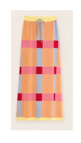 Pollera midi de tejido de punto con diseño geométrico de cuadros en tonos naranja, rosa, rojo y gris. Presenta cintura elástica con cordón ajustable y terminaciones en color amarillo.