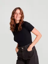 Blusa marrón de manga corta y cuello alto, confeccionada en tejido acanalado de ajuste ceñido al cuerpo.
