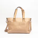 Cartera tipo bolso de mano color camel, con doble asa superior y correa larga ajustable y extraíble. Presenta un diseño estructurado con bolsillo frontal externo y herrajes metálicos dorados.