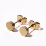 Par de caravanas doradas con forma circular.