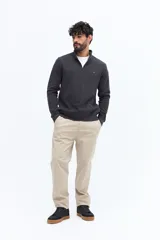 Buzo de algodón color azul marino con medio cierre frontal y cuello alto. Presenta un pequeño logo bordado en el pecho.