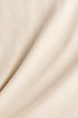 Remera de punto acanalado de algodón, de corte entallado con cuello redondo fino ribeteado, mangas cortas y bajo recto.