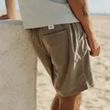 Bermuda Katin Trails de pana color beige, con bolsillos laterales y traseros.