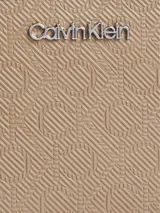 Tarjetero Calvin Klein color beige con monograma y logo plateado. Cuenta con seis ranuras para tarjetas y un bolsillo con cremallera para monedas.