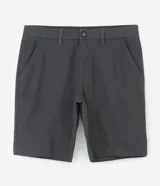 Bermuda slim de sarga color gris oscuro, con bolsillos laterales y traseros, trabillas en la cintura y cierre frontal con botón y cremallera.