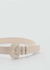 Cinturón de efecto piel en color beige, con diseño de hebilla redondeada y cierre de hebilla metálica dorada.