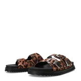 Sandalias planas de mujer Miss Carol Zunna con diseño animal print de leopardo, tiras anchas con hebillas metálicas plateadas de estilo western, tachas decorativas en los laterales y suela negra con plataforma dentada.