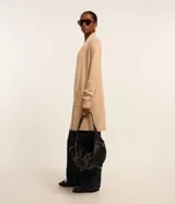 Cardigan alargado de punto marca Cortelle, color marrón, abierto al frente, de manga larga y con bolsillos aplicados.
