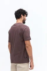 Remera básica de hombre con cuello redondo y mangas cortas, confeccionada en algodón. Presenta un pequeño logo bordado en el pecho.