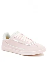 Sneaker de estilo retro con puntera en T, confeccionada en cuero gamuzado color rosado. Presenta detalles en blanco en el talón y laterales, cierre con cordones y suela de goma al tono con textura hexagonal.