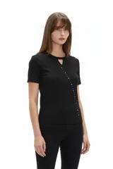 Remera manga corta de algodón color negro, con corte al cuerpo, cuello redondo con abertura y detalles de strass dispuestos en diagonal.