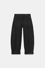 Jeans de tiro medio con corte balloon leg y largo completo. Presentan diseño de cinco bolsillos, trabillas en la cintura y bajo con dobladillo vuelto. Cierre frontal con cremallera y botón.