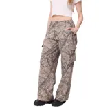 Pantalon cargo de corte recto con estampado de camuflaje de ramas en tonos beige y marrón. Cuenta con bolsillos laterales tipo cargo con solapa y cierre frontal con botón y cremallera.