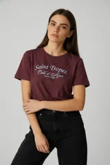 Remera de algodón color bordó con cuello redondo y estampado frontal con texto en color blanco.