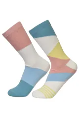 Pack de dos pares de medias de caña media con diseño geométrico y bloques de colores pastel. Presentan combinaciones de rosa, blanco, celeste, azul y amarillo con detalles de rayas en la puntera.