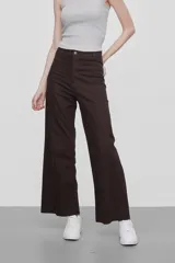 Pantalón de jean negro, de corte ancho y tiro alto, con ruedo deshilachado.