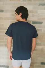 Remera azul marino de manga corta con cuello henley y tres botones.