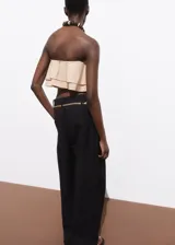 Top crop de diseño palabra de honor, confeccionado en algodón color beige, con doble volante frontal y panel elástico fruncido en la espalda.