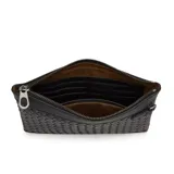 Sobre o clutch negro de eco cuero con diseño tejido en patrón de rombos. Incluye una correa de muñeca desmontable.