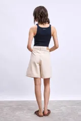 Musculosa azul de algodón con cuello redondo y sisas anchas.