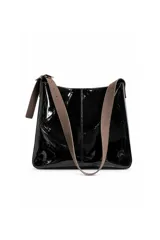 Cartera amplia confeccionada en poliuretano con acabado brillante, silueta rectangular y diseño flexible. Presenta asas largas en tono tostado y costuras visibles en el frente.