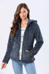 Campera de sherpa color gris oscuro, con capucha, cierre frontal con tirador de cuero y bolsillos laterales.