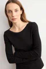 Remera de manga larga en color blanco, con escote bote y corte ajustado al cuerpo.
