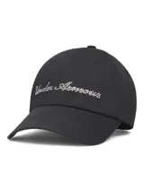 Gorra de béisbol de perfil bajo color negro, confeccionada en tejido de sarga. Presenta un diseño clásico con panel frontal sin estructura y un logotipo frontal decorado con pedrería brillante. Incluye cierre posterior ajustable y abertura amplia para mayor versatilidad en el peinado.