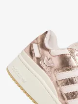 Zapatillas Adidas Forum Bold Stripes de plataforma, color rosado metálico con acabado brillante, cordones y suela de caucho color beige.