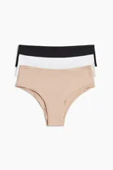 Pack de tres bombachas de microfibra con cintura estándar, refuerzo interior y cobertura media en la parte de atrás. Incluye una bombacha color piel, una blanca y una negra.