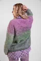 Sweater de lana con diseño degradado en tonos lila y verde, de cuello redondo, mangas largas y calce holgado.
