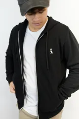 Campera negra con capucha y cierre frontal, confeccionada en algodón fino de punto.