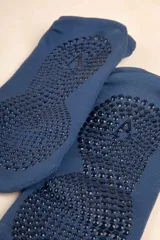 Medias soquete color azul con diseño antideslizante en la planta del pie.