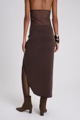 Pollera midi marrón con tajo lateral.