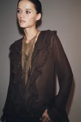 Blusa marrón de manga larga con escote en V y volantes con abalorios.