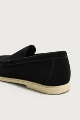 Mocasín casual de hombre confeccionado en piel con acabado serraje en color beige, con detalle de bordón en el empeine y suela fina al tono.