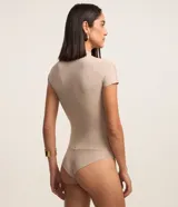 Body negro con cuello alto, mangas cortas y ajuste ceñido al cuerpo. Confeccionado en poliamida con elastano por la marca Cortelle.