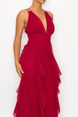 Vestido largo de fiesta confeccionado en chiffon, color rojo, con escote en V profundo, espalda descubierta y falda con volantes en cascada que aportan movimiento y volumen.