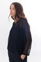 Sweater de tejido de punto calado color lila, con cuello en V y mangas largas.