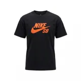 Remera de algodón negra con cuello redondo y mangas cortas. Presenta el logo de Nike SB estampado en color naranja en el centro del pecho.