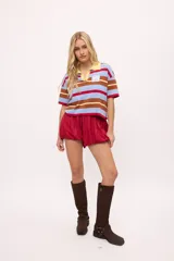 Short rojo de tiro alto con cintura elástica y corte holgado.