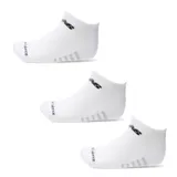 Pack de tres pares de medias deportivas tipo soquete New Balance, color blanco con logo y detalles en negro. Cuentan con diseño ergonómico y tejido transpirable.