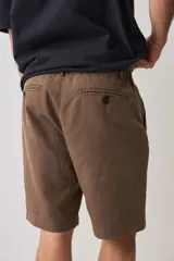 Bermuda marrón de corte clásico y calce recto, con bolsillos laterales y trabillas para cinturón.