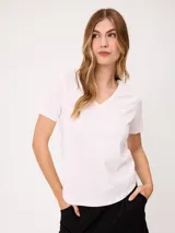 Remera blanca de manga corta y cuello en V, de corte clásico y ajuste cómodo.