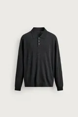 Sweater polo de punto regular fit tejido en hilatura de lana color gris oscuro, con cuello solapa, abertura frontal con botonadura y manga larga con acabados en rib.