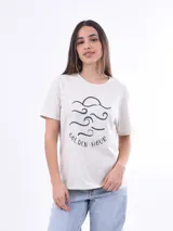 Remera blanca de manga corta con estampado frontal de una tortuga marina rodeada de corales y la frase "OCEAN LIFE".