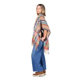 Poncho abierto de tejido de punto con diseño de rayas horizontales multicolor y patrones geométricos. Presenta terminaciones con flecos en el ruedo.